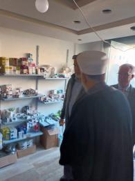 الشيخ د. محمد عبدالستار السيد أثناء جولته في جبلة يزور النقطة الطبية الإغاثية