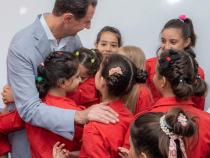 الرئيس  بشار الأسد والسيدة الأولى أسماء الأسد مع طلاب وطالبات مدرسة دار الأمان لأبناء الشهداء في مدينة  طرطوس، ويشاركانهم احتفالية عيد المولد النبوي الشريف.